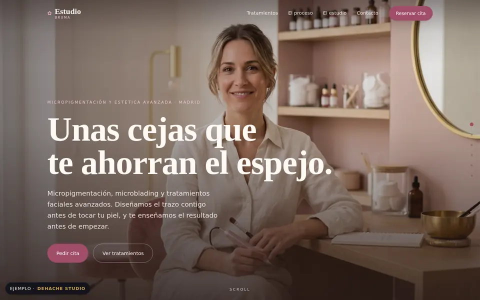 Portada de la demo Estudio Bruma en ordenador: «Unas cejas que te ahorran el espejo», con una profesional sonriendo en su estudio.
